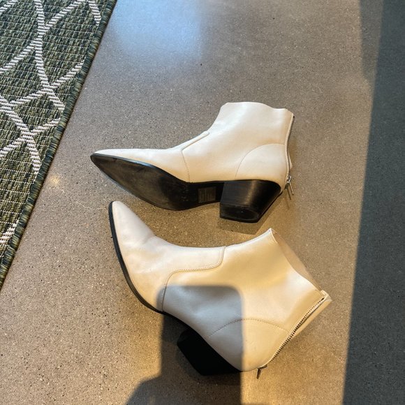 Steve Madden White Shorty Pointed Boots - Picture 4 of 6